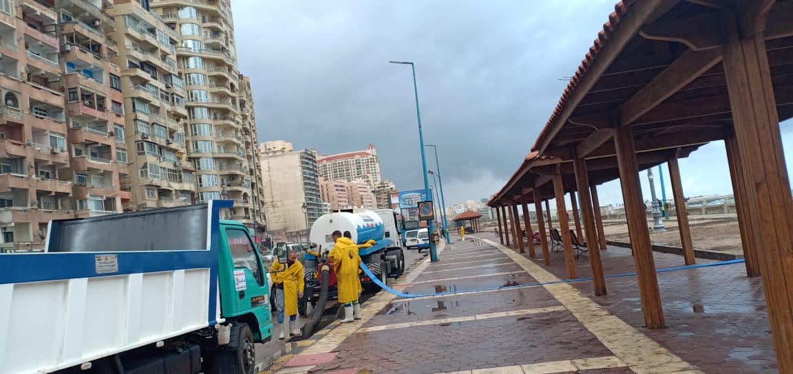 سيارات الصرف الصحى بالإسكندرية تكسح مياه الامطار أول بأول