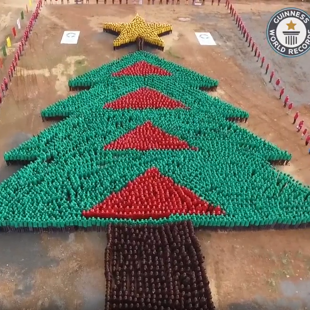أكبر شجرة كريسماس بشرية