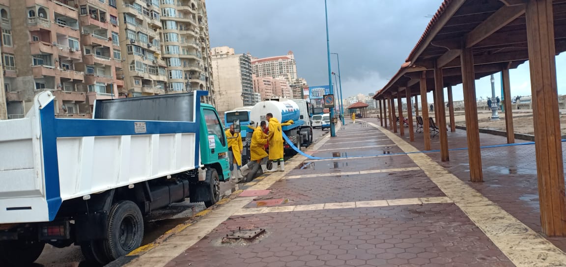 سيارات الصرف الصحى بالإسكندرية تكسح مياه الامطار