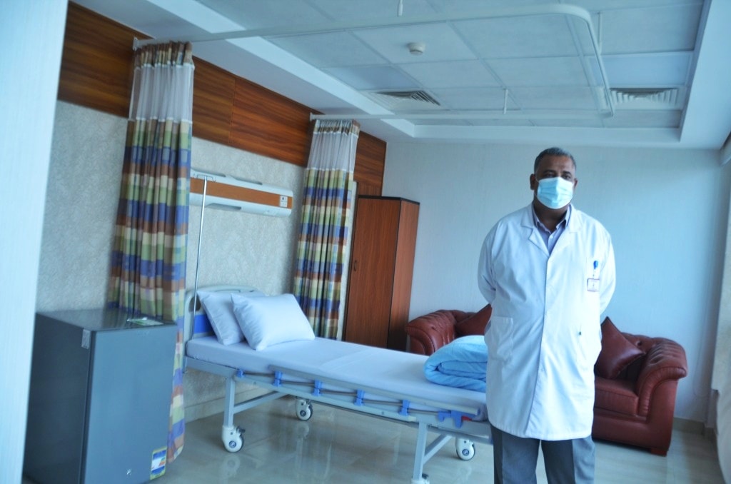 الدكتور خلف عمر خلال جولة بالغرف الفندقية