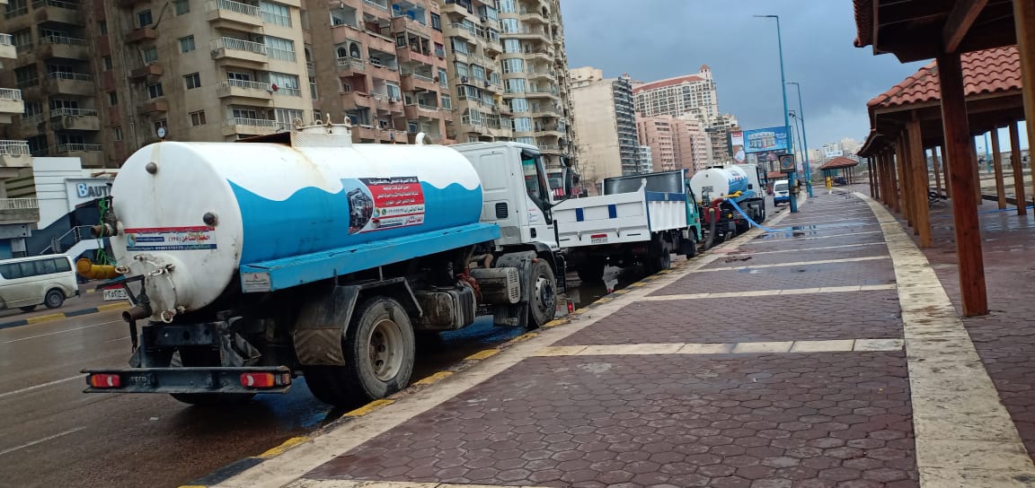 سيارات الصرف الصحى بالإسكندرية تكسح مياه الامطار منعا لغرق الشوارع