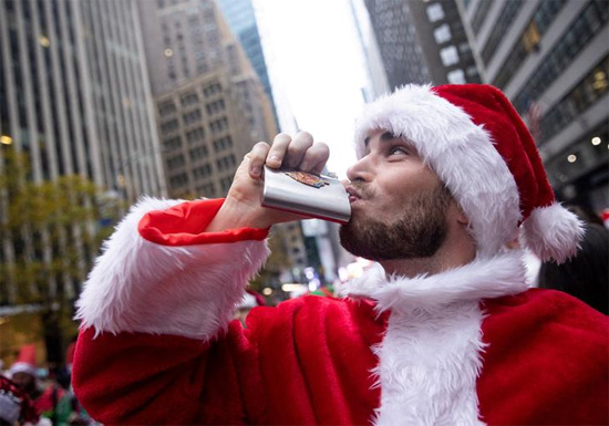 محتفٍ يرتدي زي بابا نويل في مدينة نيويورك