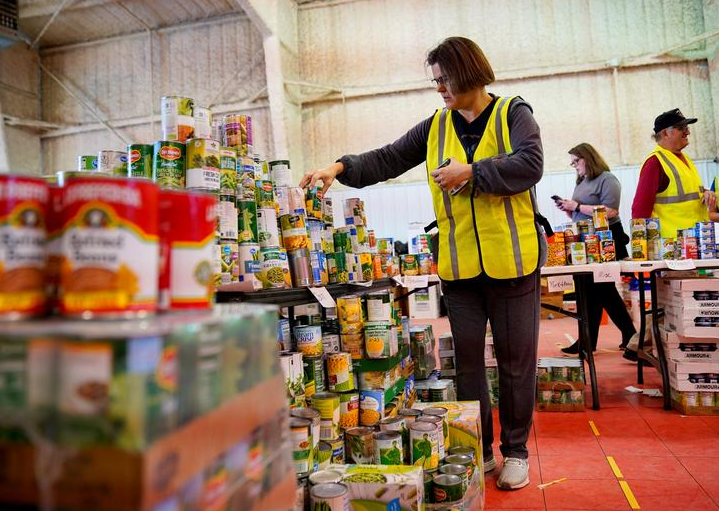 متطوع ينظم الطعام المعلب خلال خدمات الإغاثة