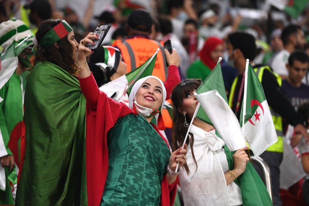 جميلات يشعلن مدرجات الجزائر