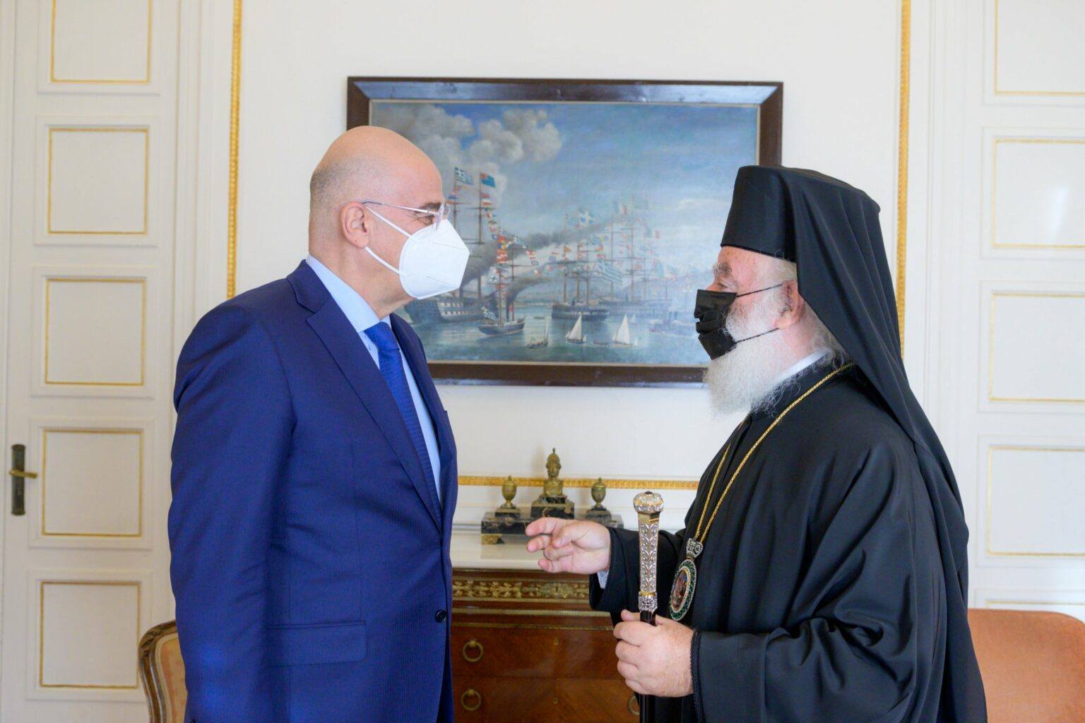 جانب من لقاء بطريرك الروم الأرثوذكس مع وزير خارجية اليونان