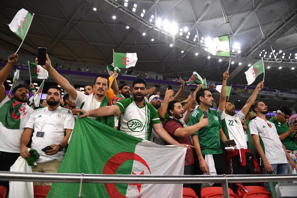 جماهير الجزائر في مباراة قطر