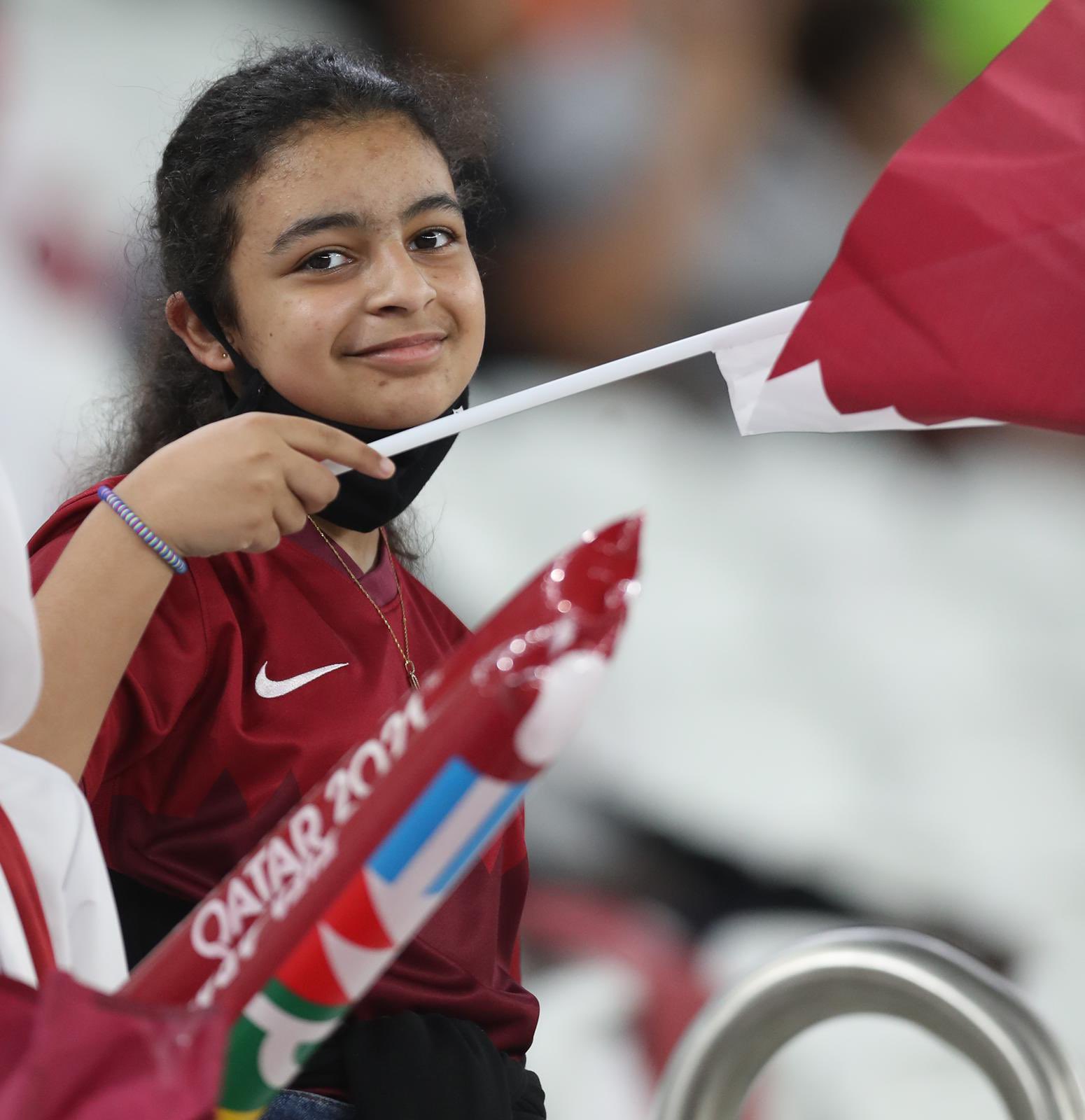 فتاة قطرية تؤازر منتخب بلدها