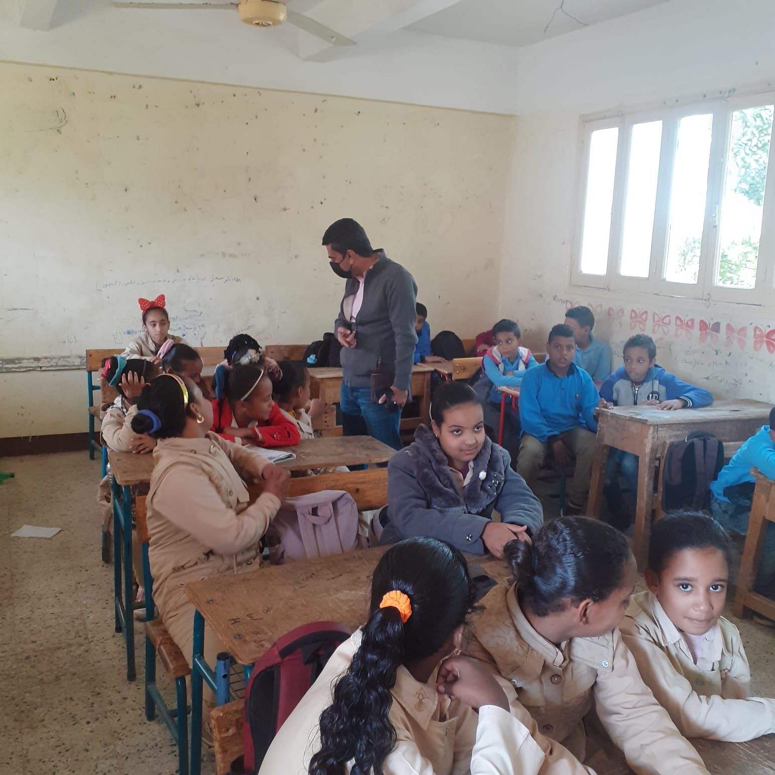 رئيس مدينة البياضية بمحافظة الأقصر يفحص شكوى طلبة مدرسة نجع الشيخ  (3)