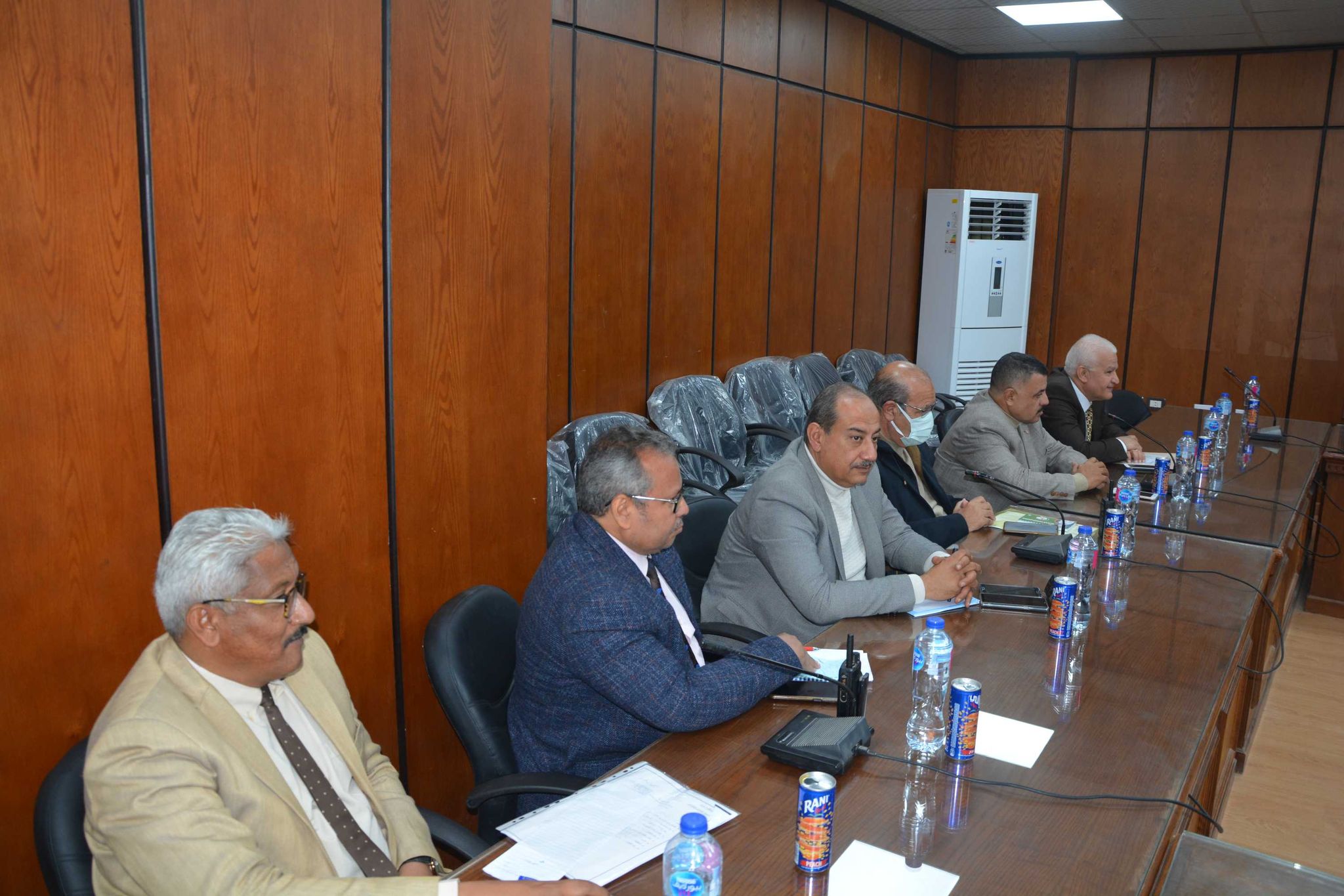 محافظ المنيا يناقش مع أعضاء مجلس الشيوخ عدد من القضايا