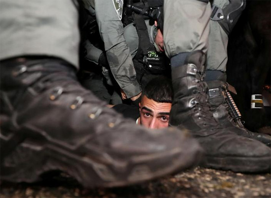 الشرطة الإسرائيلية تعتقل متظاهرا فلسطينيا