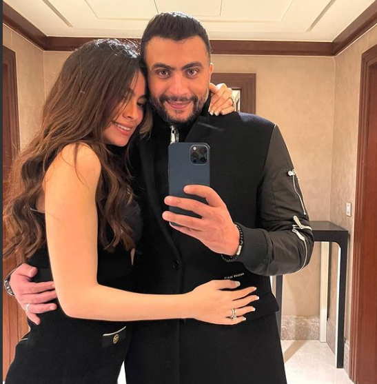 هاجر احمد برفقة زوجها
