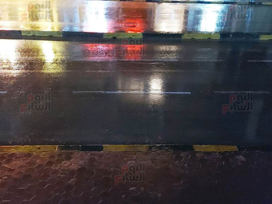 انعكاسات-الإضاءة-مع-الأمطار-تضيئ-شوارع-الإسكندرية-بألوان-الطيف