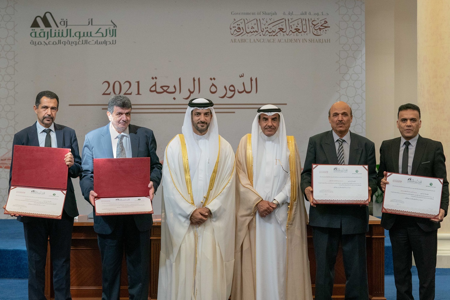 الشيخ سلطان بن أحمد القاسمي يكرم  الفائزين بجائزة الألكسو