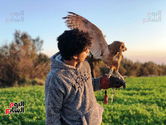 الشاب-عمر-خالد-يحمل-البومة-الفرعونية