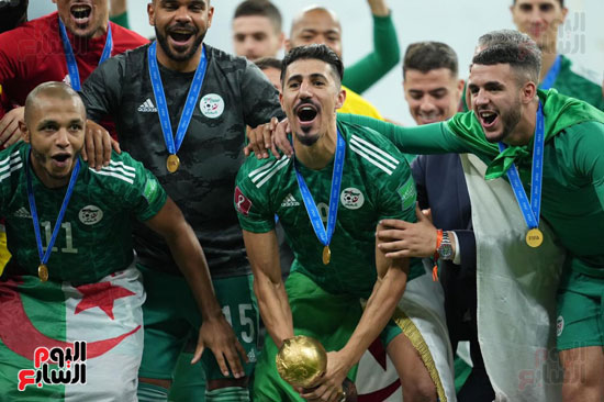 بغداد بونجاح يحتفل بكأس العرب