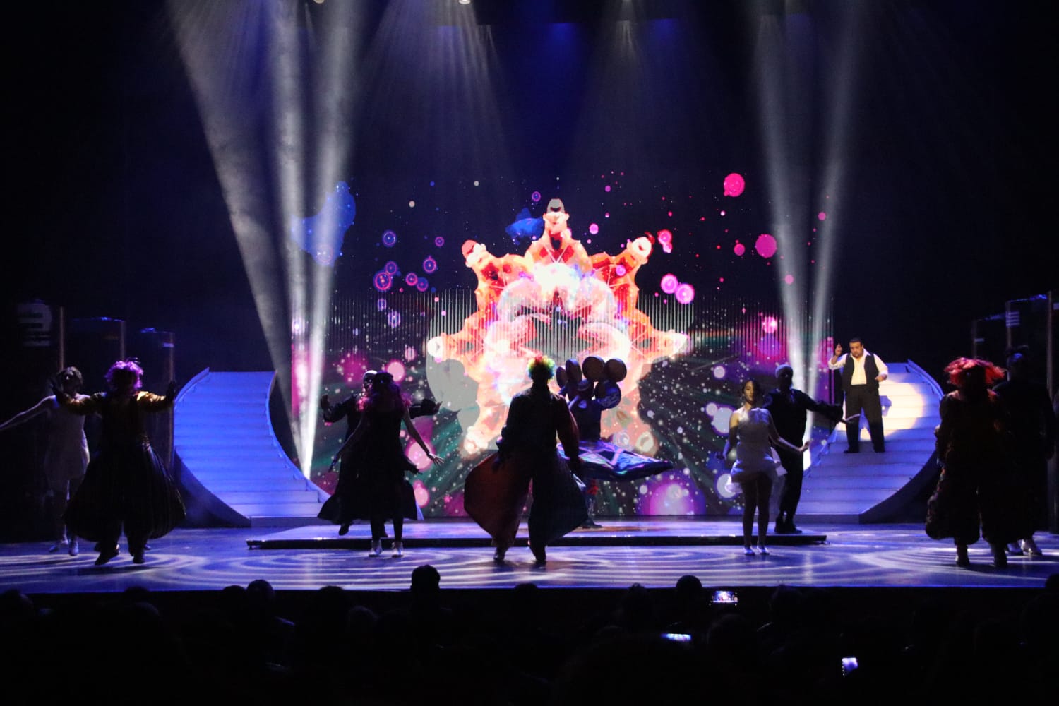 عرض  أكون  يختتم فاعليات مهرجان القاهرة الدولي للمسرح التجريبي (5)