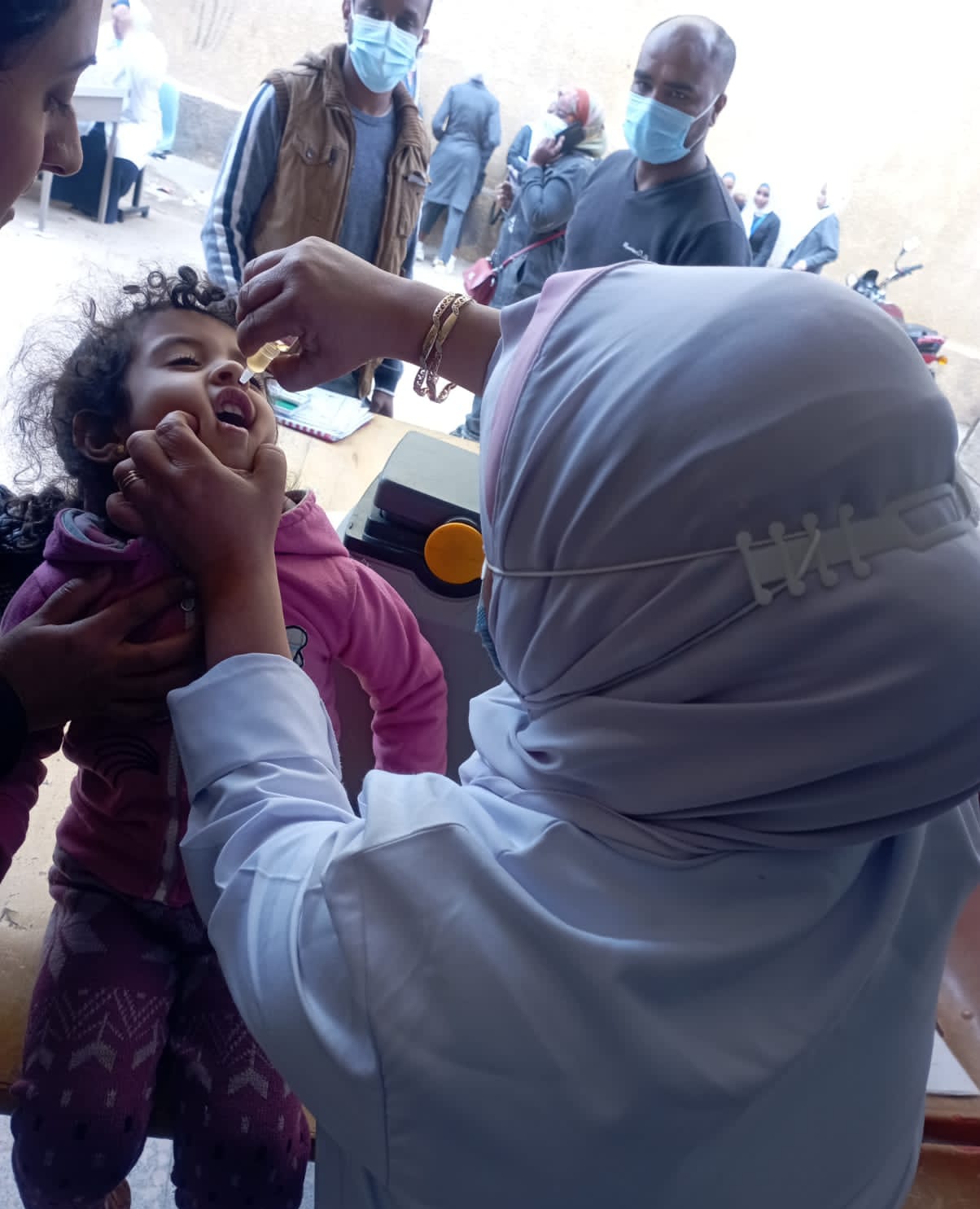 جانب من حملة التطعيم ضد شلل الأطفال