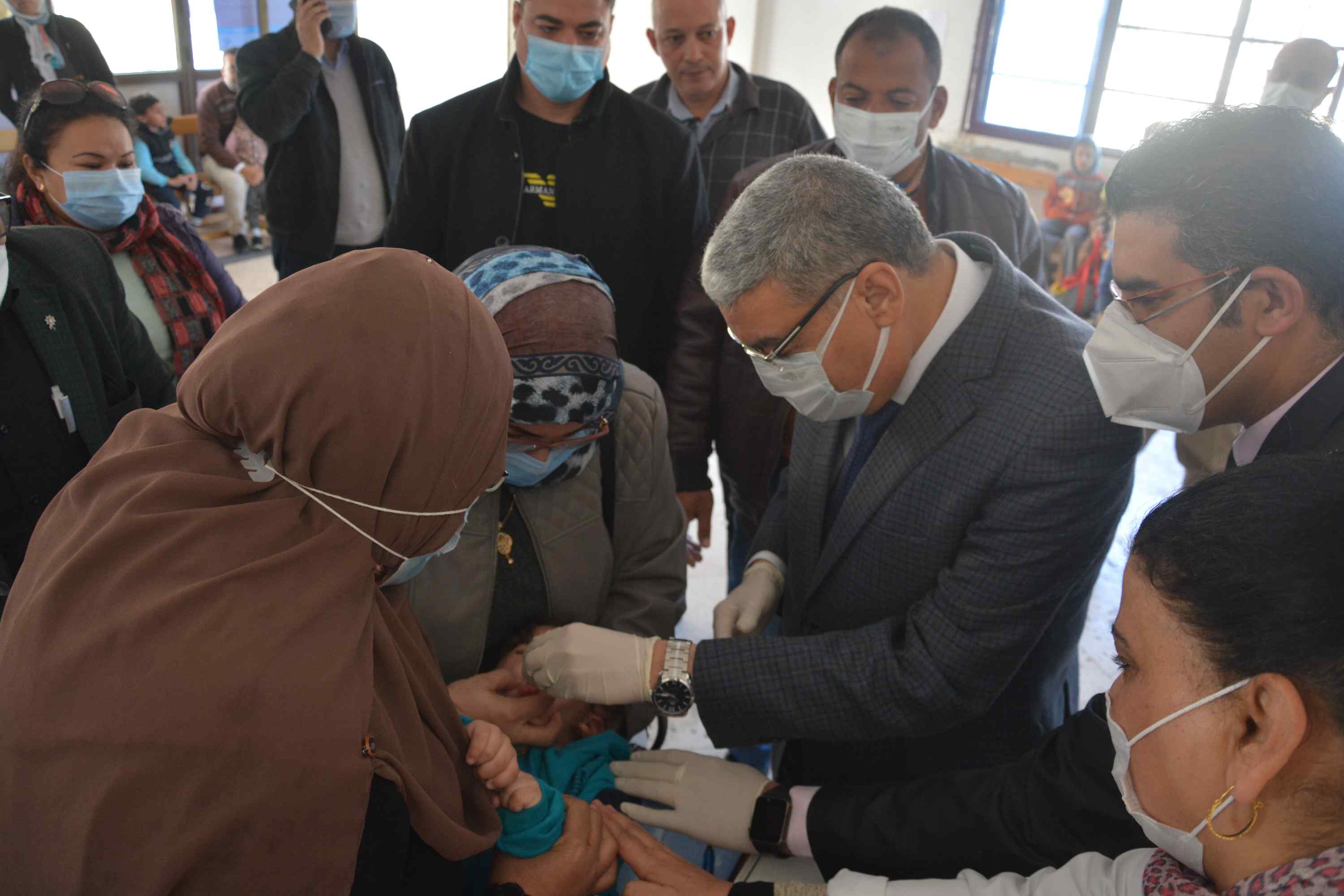 المحافظ يطلق حملة التطعيم ضد مرض شلل الأطفال (5)