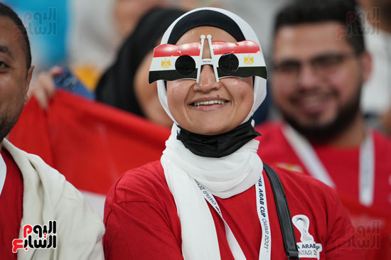 نظارة بعلم مصر في كأس العرب
