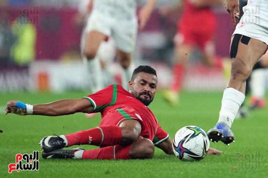 صراع على الكرة فى مباراة المغرب والجزائر
