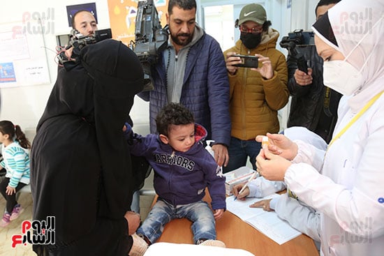 الام وطفلها قبل التطعيم الام وطفلها قبل التطعيم