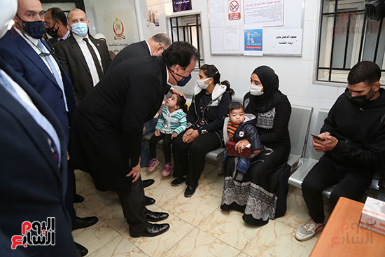 دكتور خالد عيد الغفار  داخل وحده التطعيم