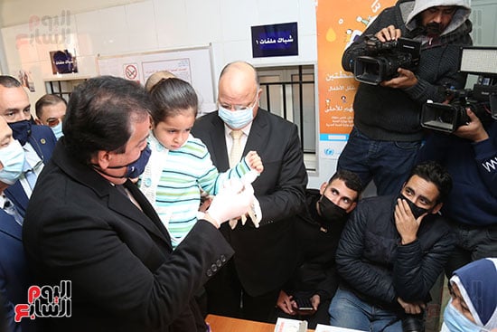 الوزير يطمئن الطفله الوزير يطمئن الطفله