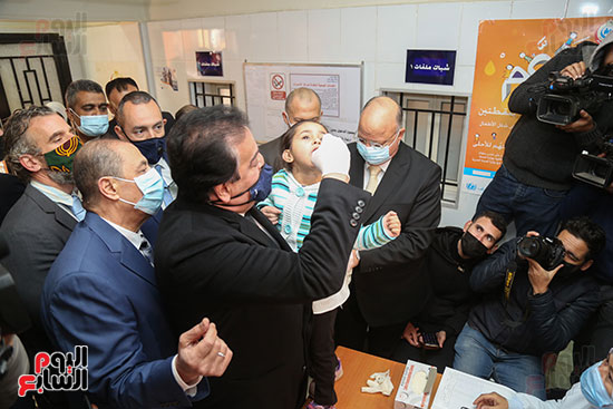 الوزير يطعم احمد الاطفال الوزير يطعم احمد الاطفال