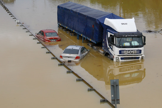 توقف الشاحنات بسبب المياه