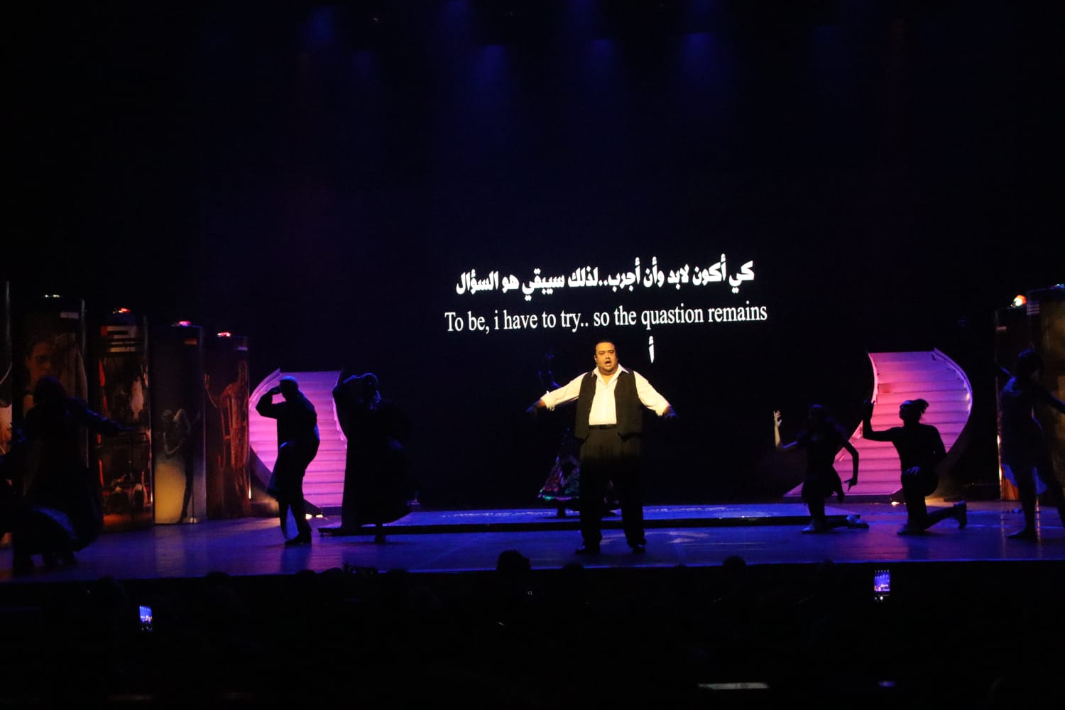 عرض  أكون  يختتم فاعليات مهرجان القاهرة الدولي للمسرح التجريبي (6)