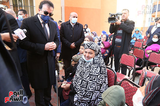 وزير الصحه داخل وحده التطعيم قبل بدء الحمله وزير الصحه داخل وحده التطعيم قبل بدء الحمله