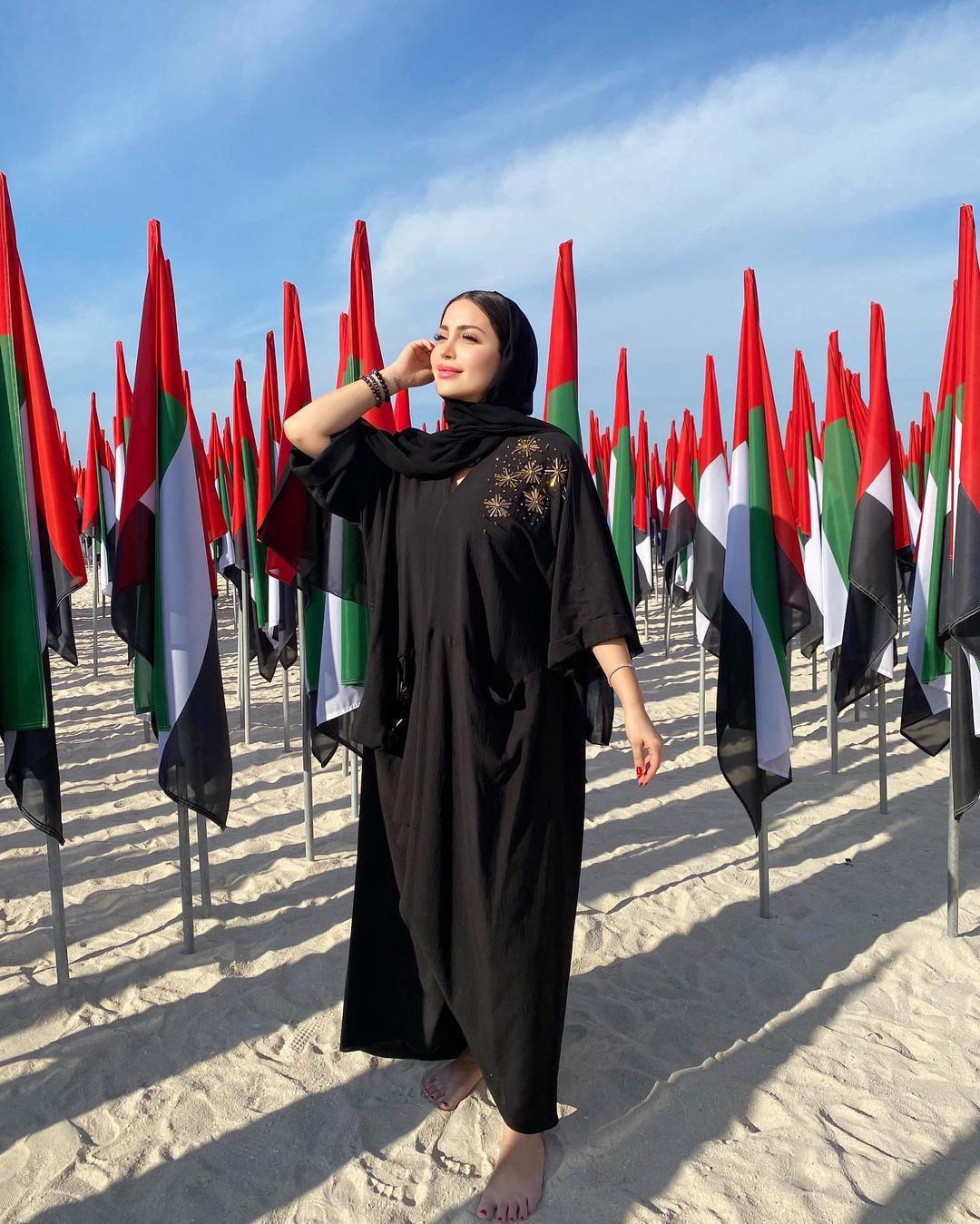 نسرين طافش مع العلم الإماراتي