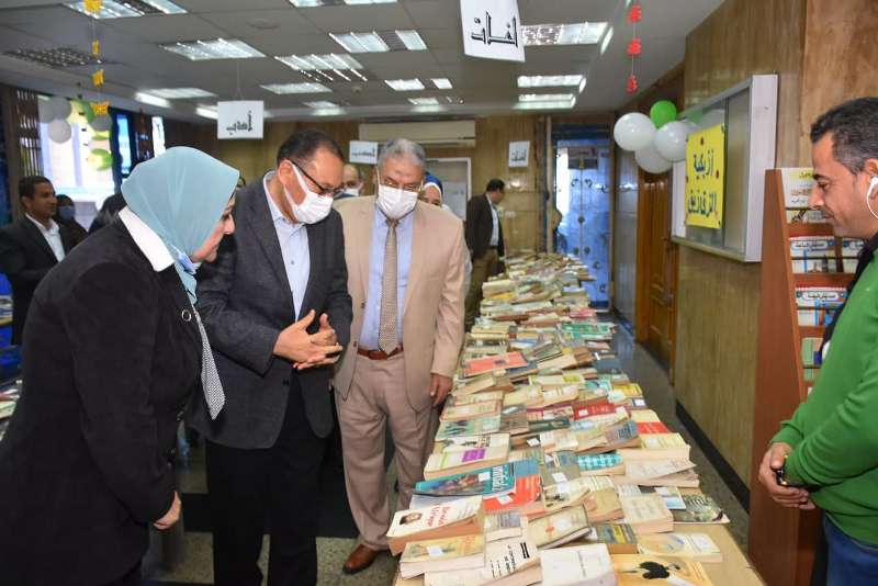 محافظ الشرقية يفتتح معرض بيع الكتب المستعملة بمدينة الزقازيق