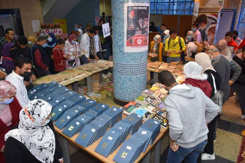 محافظ الشرقية يفتتح معرض بيع الكتب المستعملة بمكتبة مصر العامة