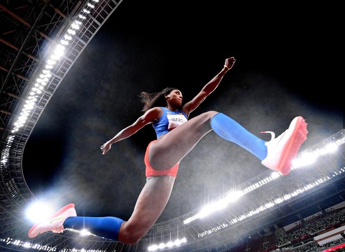 من كولومبيا كاترين إيبارجين أثناء التصفيات المؤهلة للقفز الثلاثي سيدات في أولمبياد طوكيو