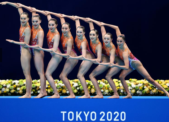 عضوات منتخب الصين خلال أدائهن في النهائي الروتيني المجاني لفريق السباحة الفنية للسيدات في أولمبياد طوكيو