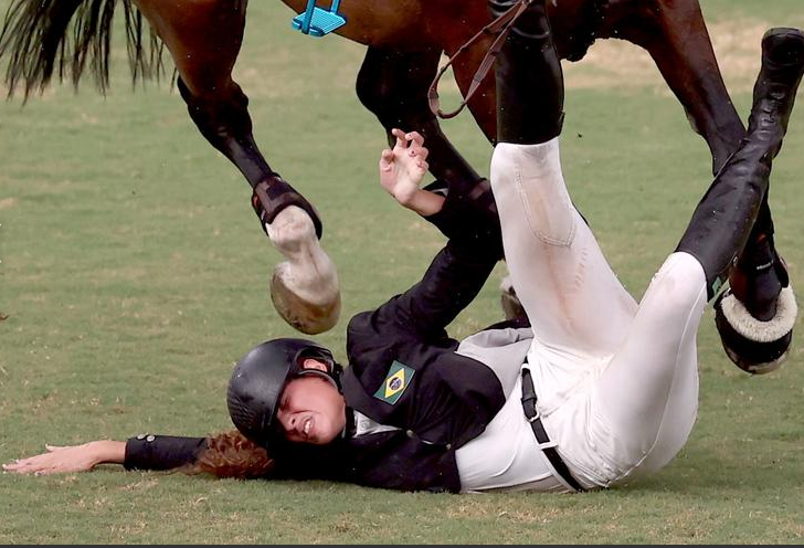 إيدا غيمارايس البرازيلية تسقط من حصانها خلال مسابقة الخماسي الحديث لركوب الخيل للسيدات في أولمبياد طوكيو