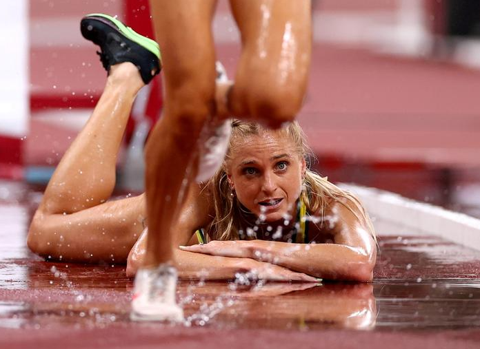 جينيفيف جريجسون من أستراليا تتفاعل بعد سقوطها خلال نهائي سباق حواجز 3000 م سيدات في أولمبياد طوكيو