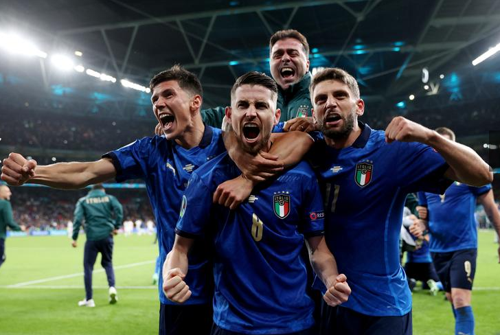 احتفل جورجينيو الإيطالي بعد تسجيله ركلة الترجيح الفائزة خلال ركلات الترجيح أمام إسبانيا في نصف نهائي بطولة أوروبا 2020
