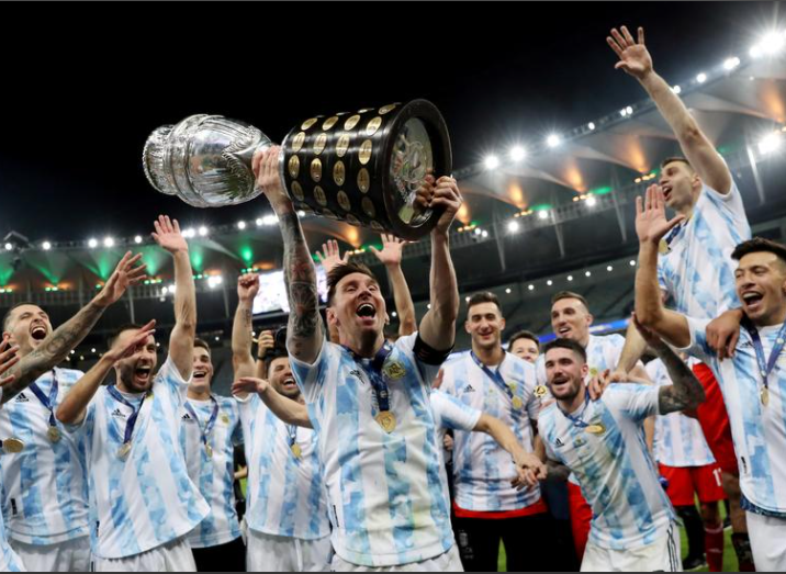 احتفل الأرجنتيني ليونيل ميسي وزملاؤه بالفوز بكأس كوبا أمريكا باللقب في ريو دي جانيرو بالبرازي