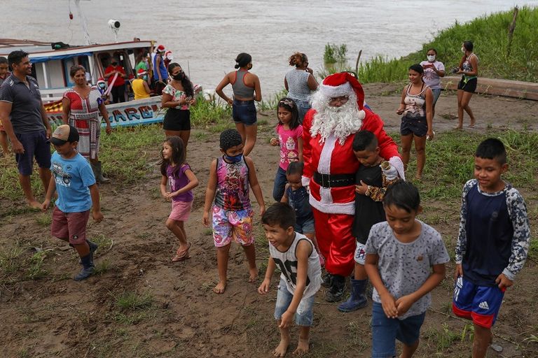 بابا نويل يصل الي الجزيرة وسط الاطفال