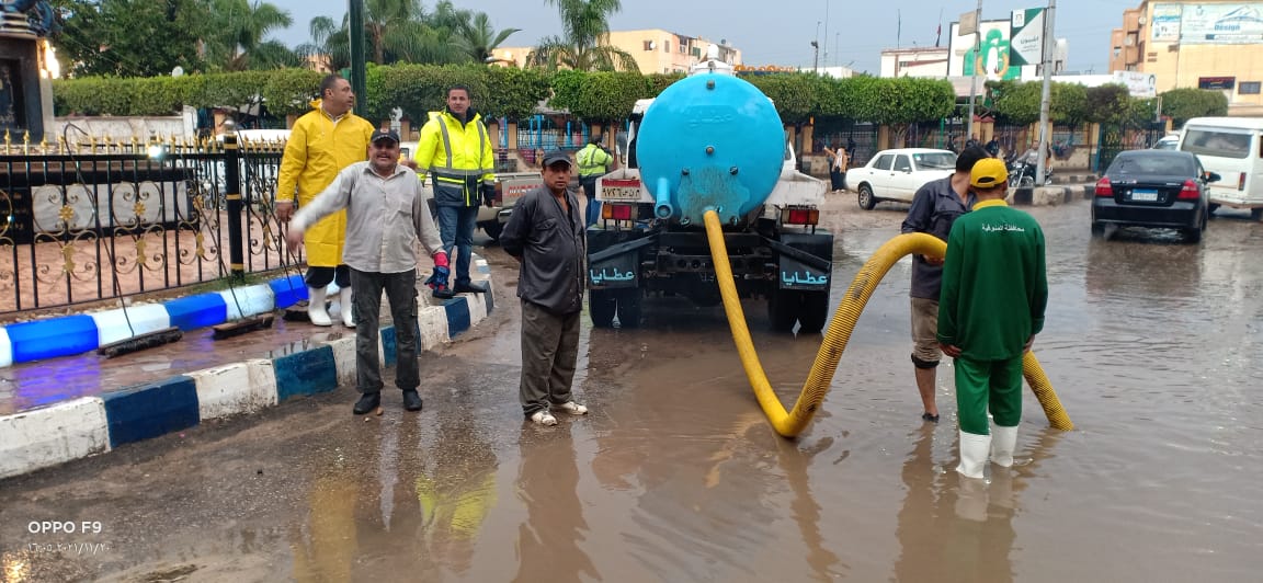 رفع تجمعات مياه الأمطار من الشوارع والميادين (2)