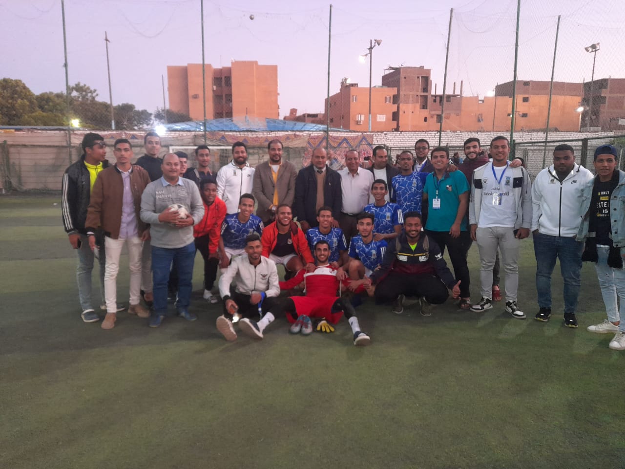 رئيس جامعة الأقصر مع فريق كرة القدم الخماسي بعد فوزه