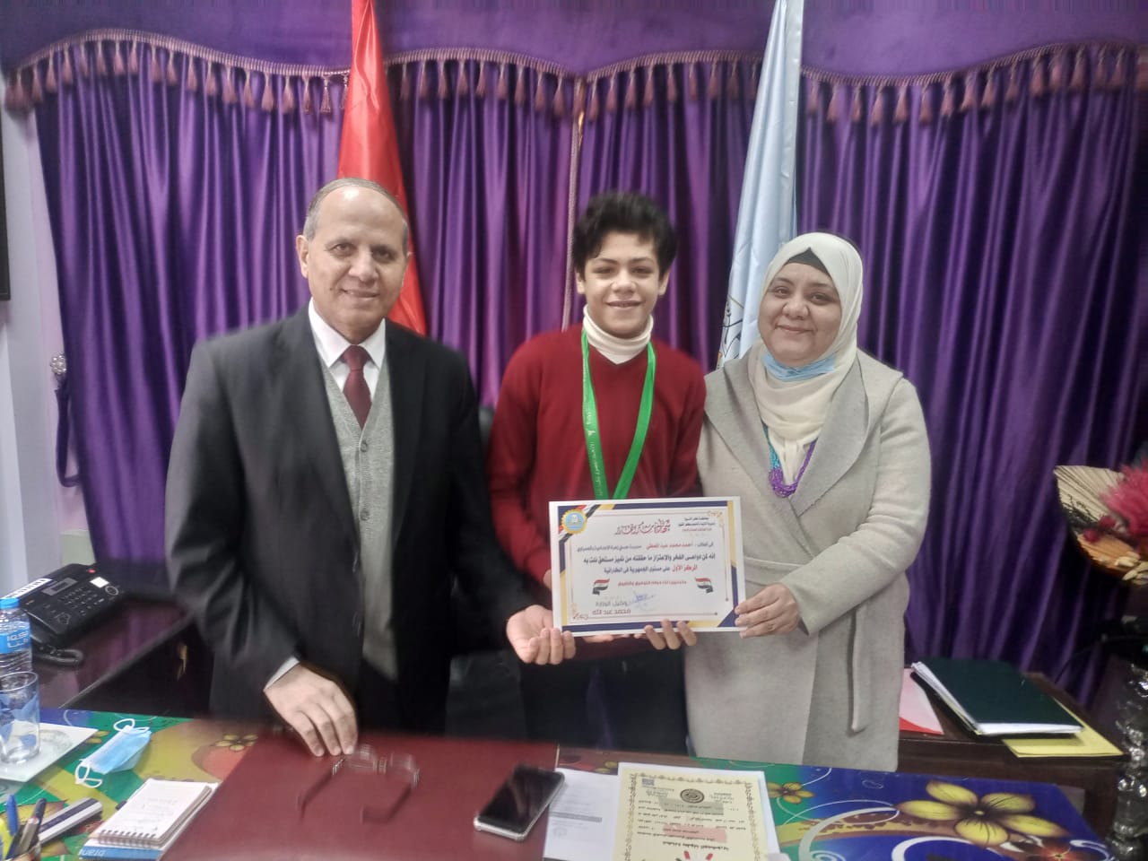 وكيل تعليم كفر الشيخ يكرم طالب لحصوله على المركز الاول على مستوى الجمهورية