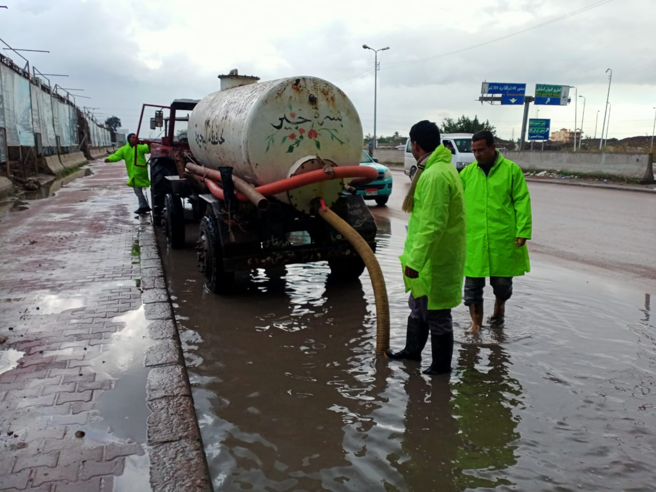 الدفع بـ1260 معدة وطاقم لرفع آثار مياه الأمطار بالشوارع (10)