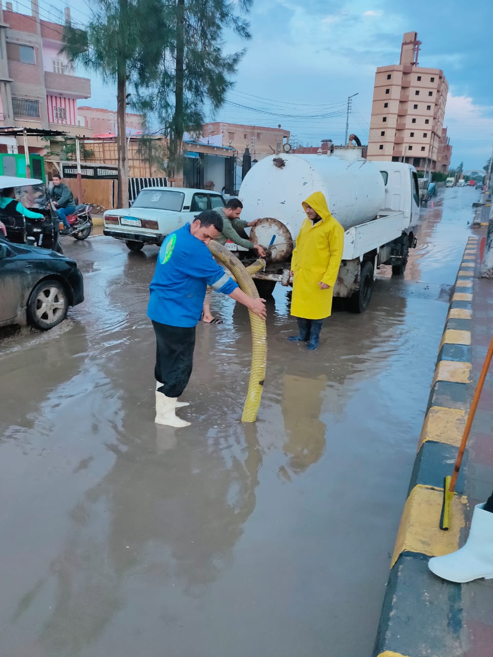 رفع تجمعات مياه الأمطار من الشوارع والميادين (1)
