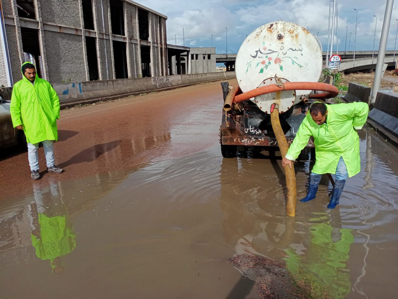 الدفع بـ1260 معدة وطاقم لرفع آثار مياه الأمطار بالشوارع (5)