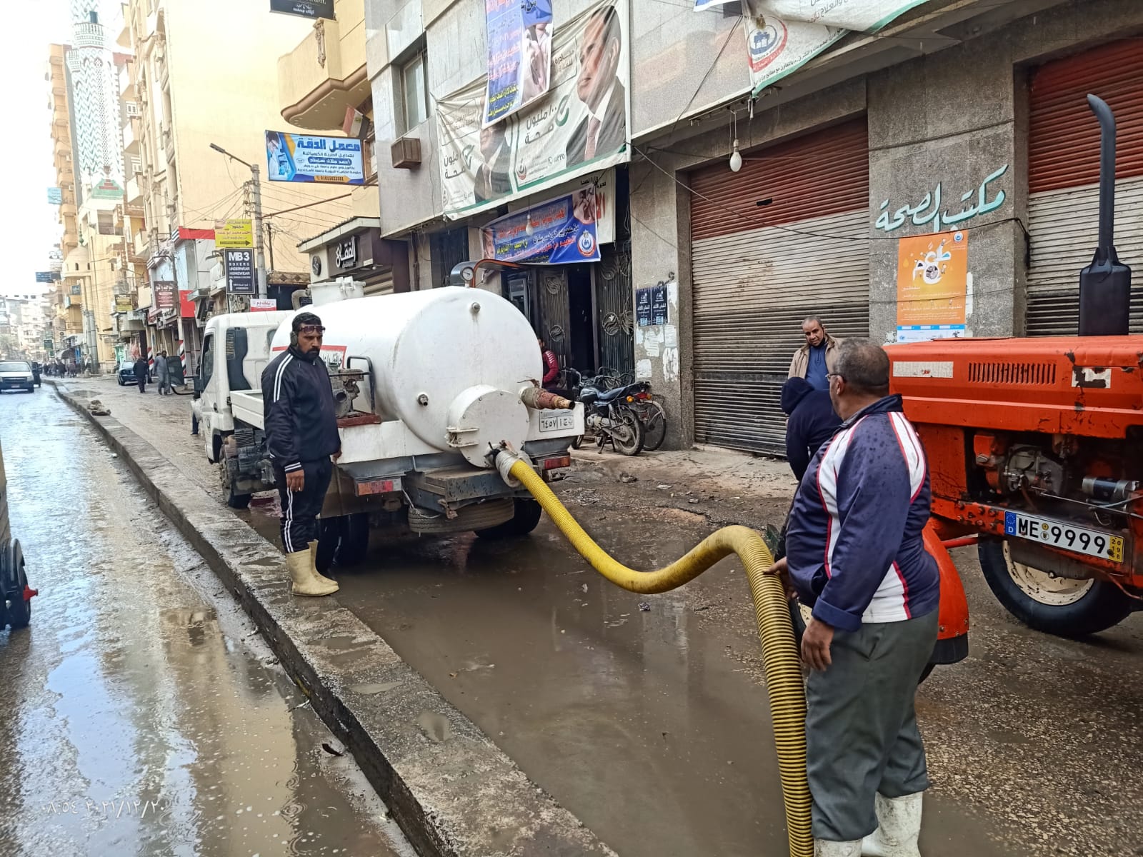 الدفع بـ1260 معدة وطاقم لرفع آثار مياه الأمطار بالشوارع (14)