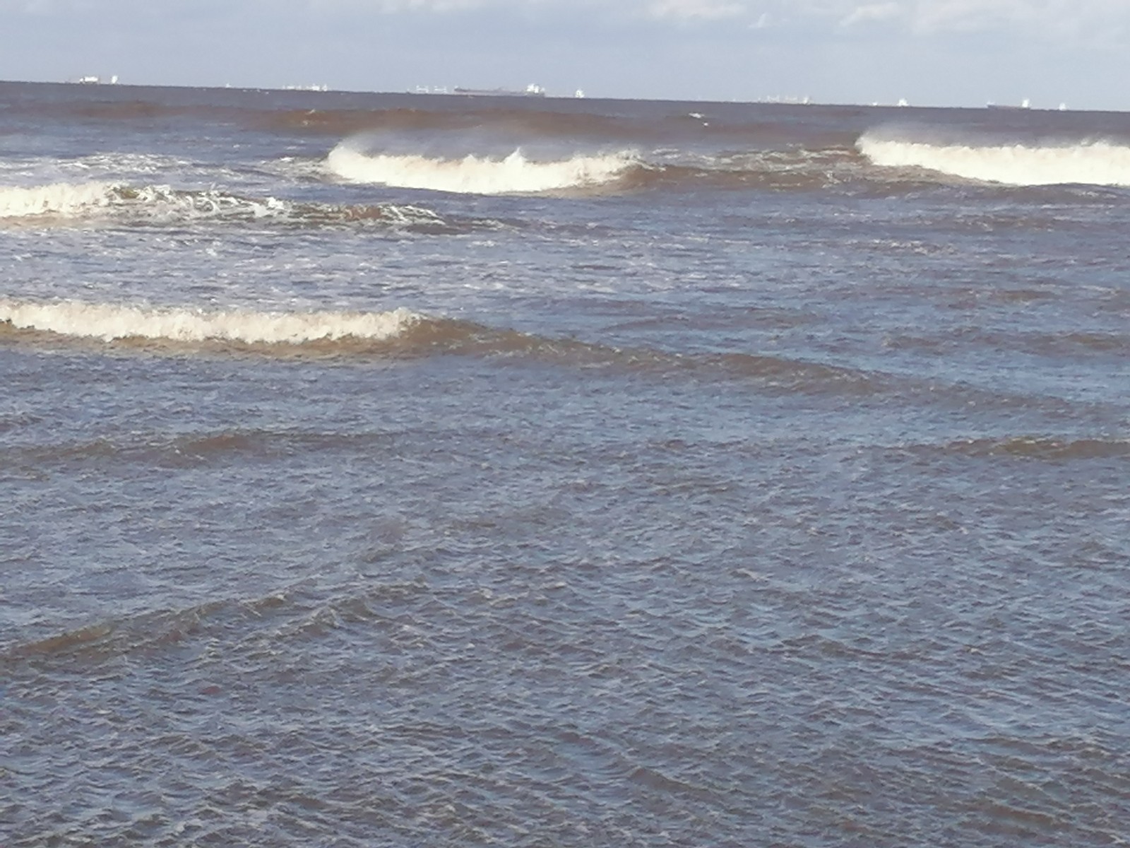 أمواج شاطئ بورسعيد في نوة الفيضه الصغري