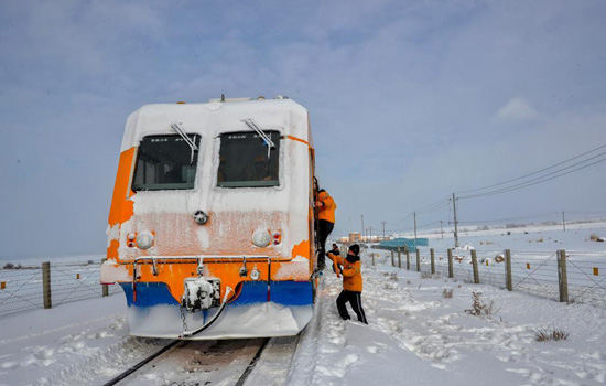 عمال إزالة الثلوج من السكك الحديدية فى الصين